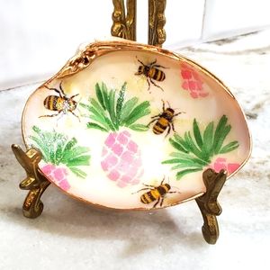 Handcrafted Pineapple Bee Clam Shell  🐝🍍